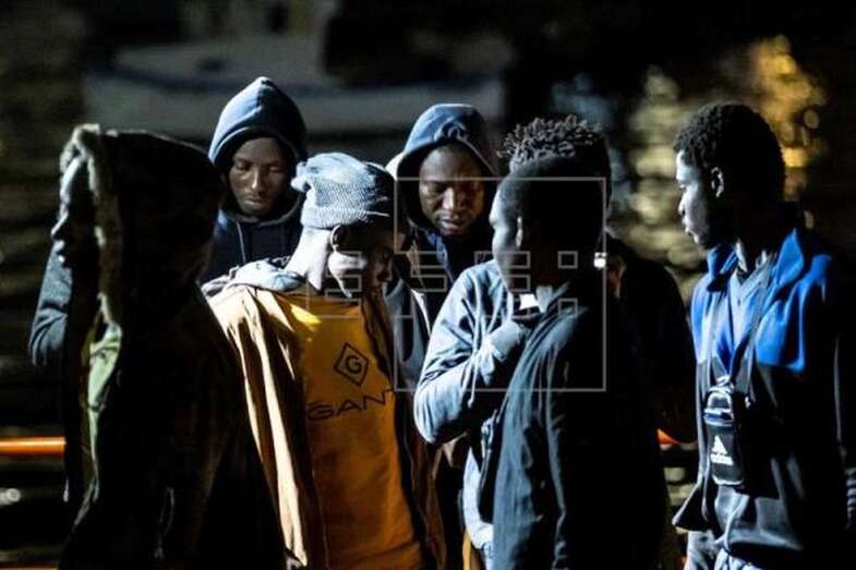 Imagen de archivo del desembarco de un grupo de inmigrantes rescatados por Salvamento Marítimo / EFE Ángel Medina G.